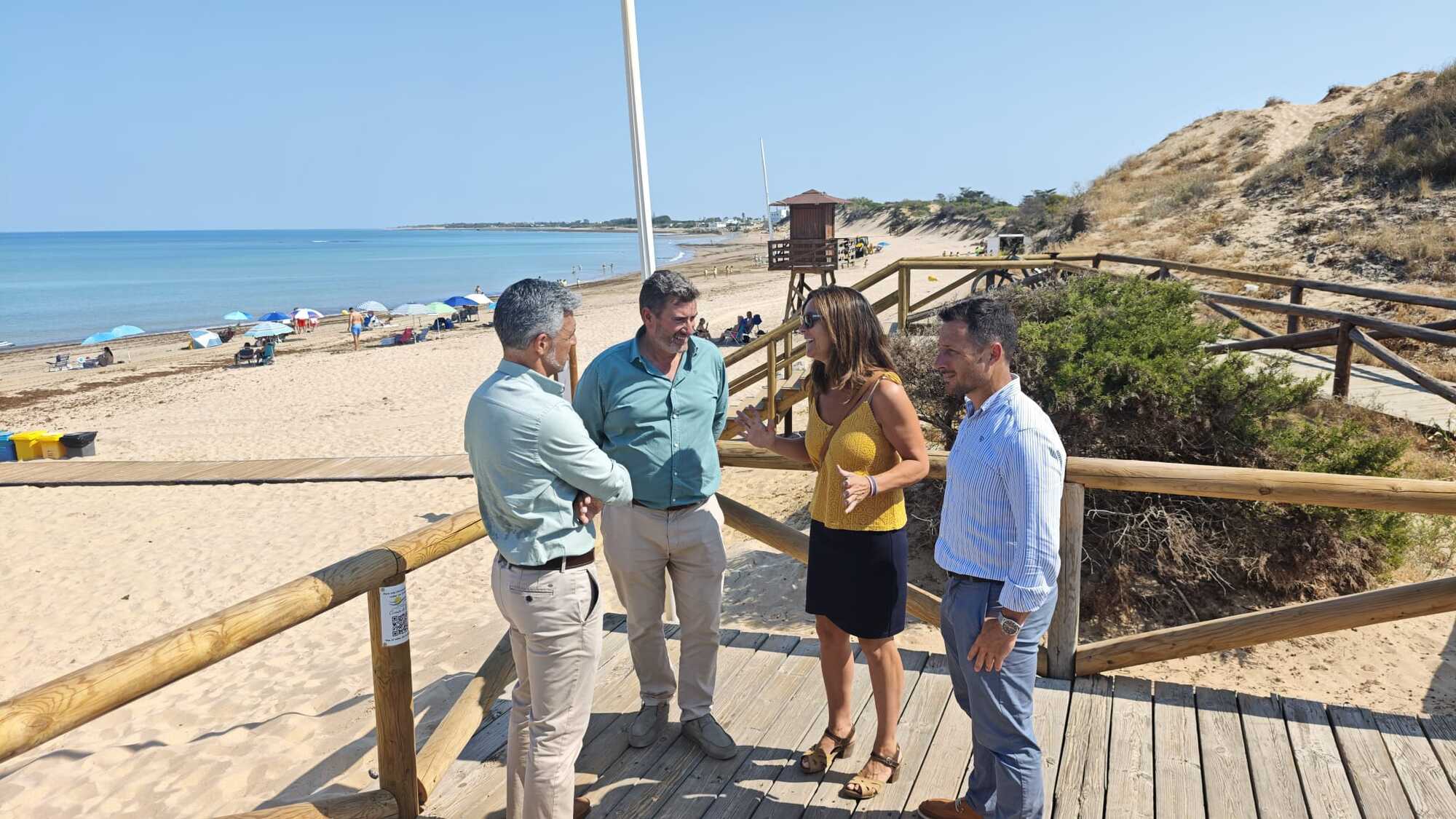 El Ayuntamiento de Rota y Costas coordinan una inversi&oacute;n de 800.000 euros para regenerar las playas tras los temporales