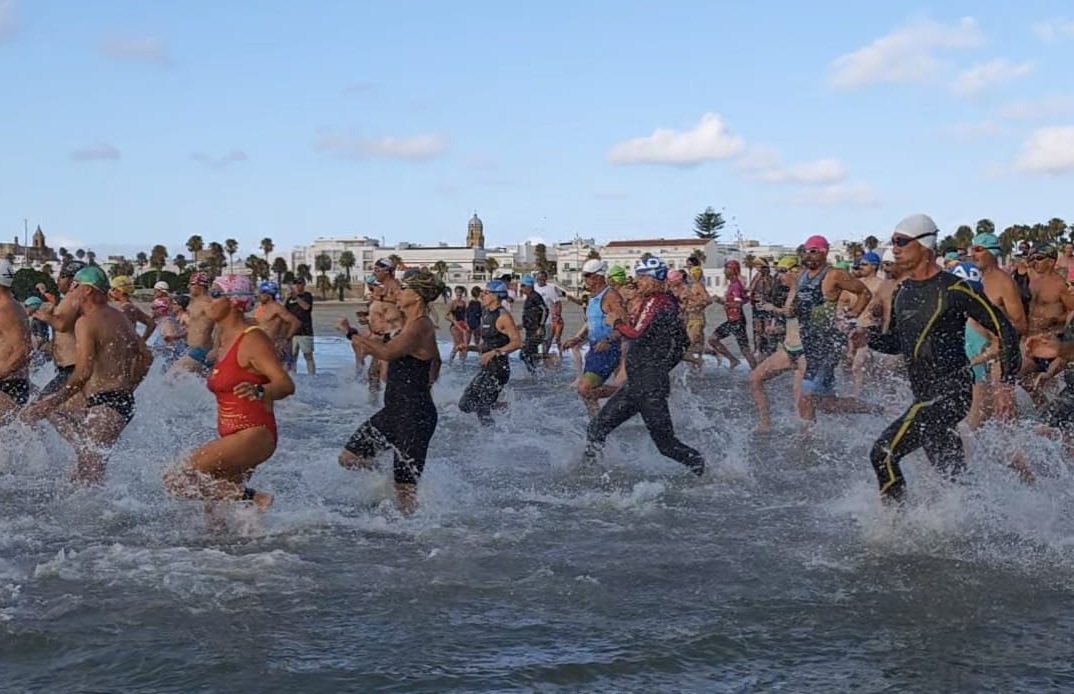 Ma&ntilde;ana deportiva en la playa del Chorrillo con casi 200 nadadores en la VIII Traves&iacute;a a Nado Picobarro