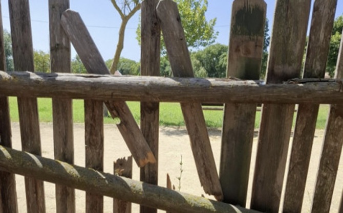 Usuarios del parque canino del "Laguna del Moral" recogen firmas y piden al Ayuntamiento que subsane las deficiencias existentes