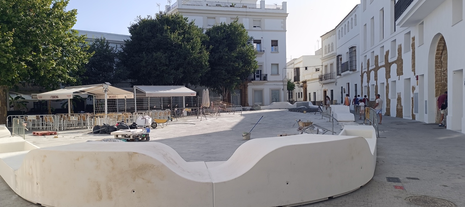 Rote&ntilde;os Unidos denuncia que los bancos de la plaza de Espa&ntilde;a incumplen el Plan de Protecci&oacute;n del Casco Hist&oacute;rico