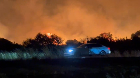 Un gran incendio en el interior de la Base  obliga a cortar la A-2078 de entrada a Rota por seguridad