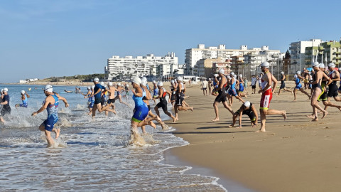 Deporte y diversi&oacute;n se han dado la mano en el XIII Acuatl&oacute;n por Relevos "Villa de Rota"