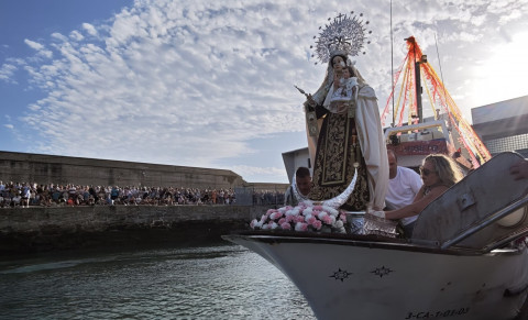 La Virgen del Carmen sali&oacute; al mar aunque la procesi&oacute;n mar&iacute;tima se vio recortada por el viento