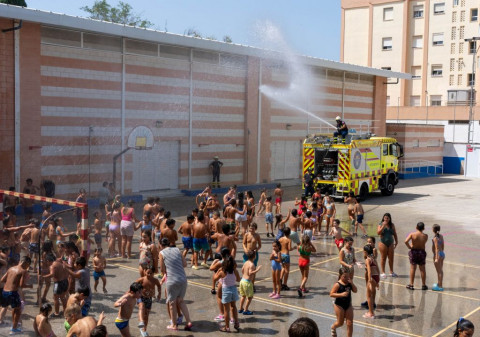 Protecci&oacute;n Civil habla con los ni&ntilde;os de "El Recreo" de su labor y de la protecci&oacute;n ante incendios en una jornada divertida