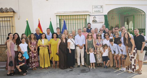 Una placa en la calle Isabelita recuerda que esta matrona ayud&oacute; a nacer a m&aacute;s de 6.000 rote&ntilde;os