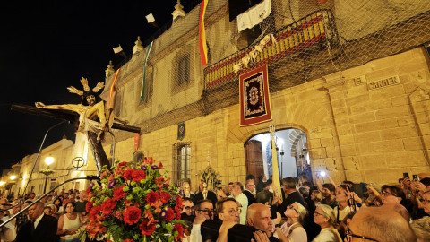 La parroquia del Carmen recibe al Cristo de la Veracruz con cantos, azulejo de recuerdo y la virgen del Carmen esper&aacute;ndolo