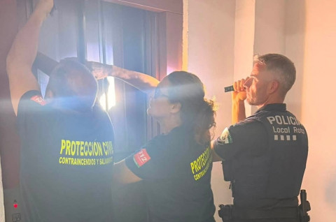 La Polic&iacute;a Local y Protecci&oacute;n Civil rescatan a seis personas atrapadas en un ascensor en Rota