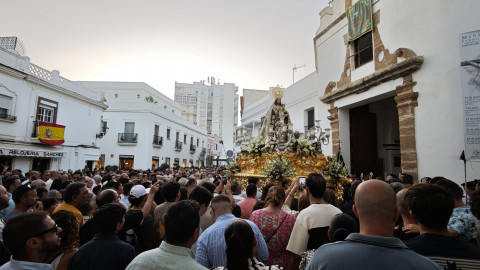 Rote&ntilde;os y visitantes de echaron a la calle para acompa&ntilde;ar a la Virgen del Carmen en su cita anual