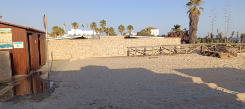 Rote&ntilde;os Unidos denuncia el incumplimiento del Plan de Explotaci&oacute;n de Playas por falta de servicios en la zona de los Corrales