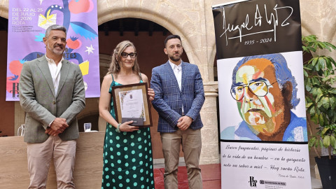 Mar&iacute;a Jes&uacute;s Rosales Palencia recibe el galard&oacute;n del XIV Certamen de Poes&iacute;a "&Aacute;ngel Garc&iacute;a L&oacute;pez"