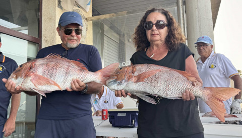 Sebasti&aacute;n Petrus y Mercedes Moreno de la embarcaci&oacute;n "27", bicampeones del Concurso de Pesca "Virgen del Carmen 2026"