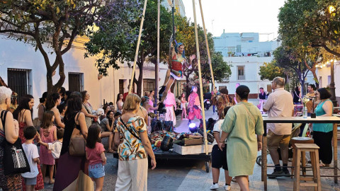 Malabares, acrobacias y fantas&iacute;a en el espect&aacute;culo "La dama de trapos" que recorri&oacute; el entorno del Castillo