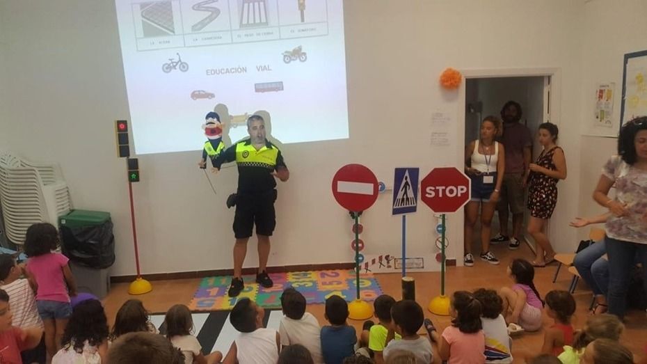Un policía local da una charla a los pequeños sobre educación vial