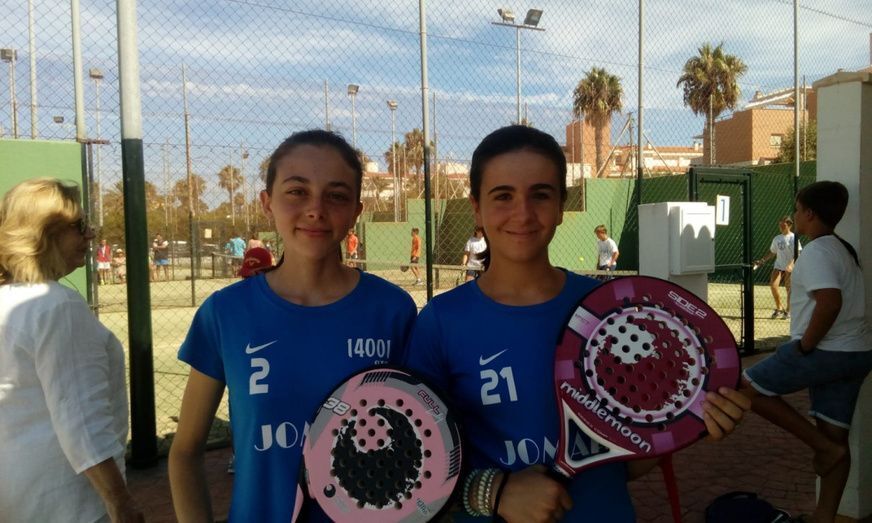 Dos jugadoras participantes en el VI Torneo infantil de pádel y tenis
