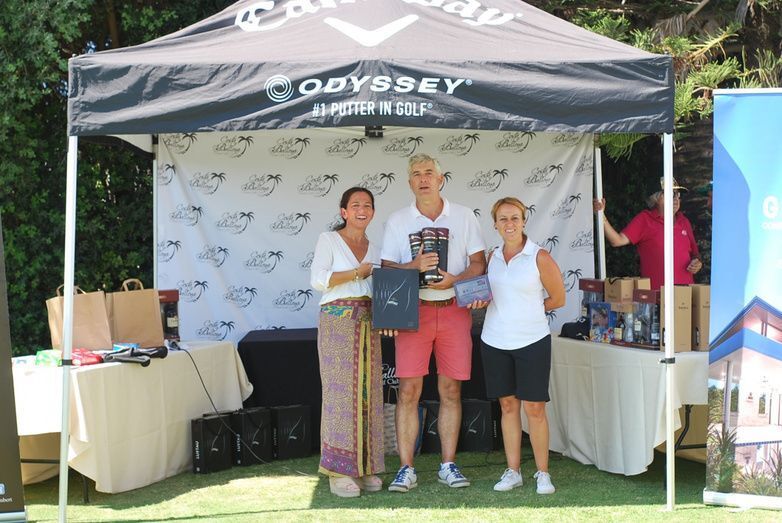 Una de los participantes recoge su premio