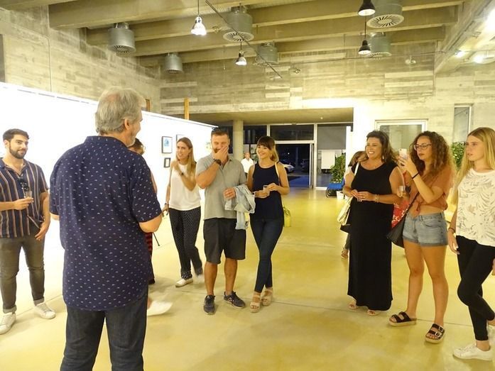 Uno de los artistas se dirige al público presente