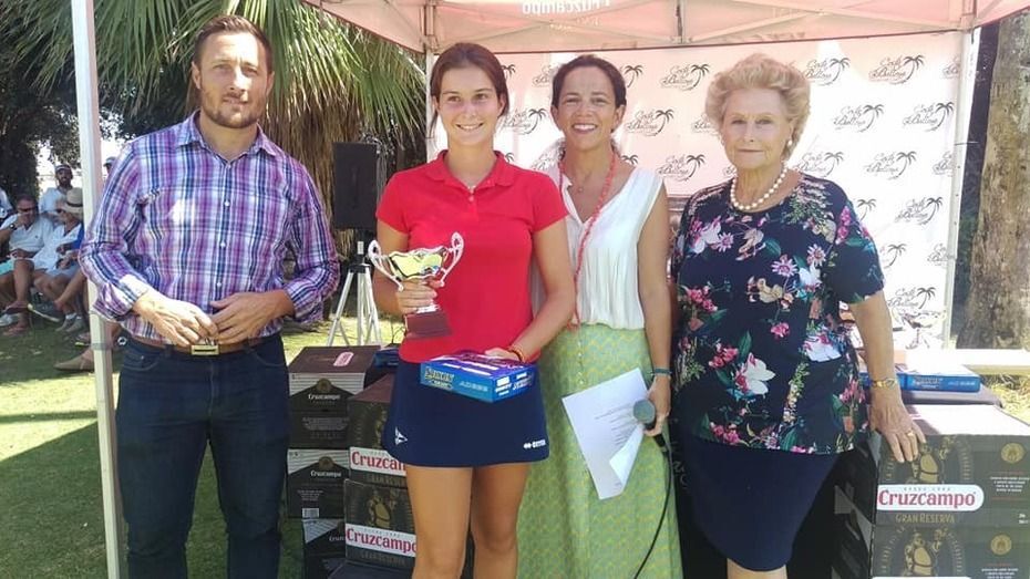 Una de las participantes recoge su trofeo