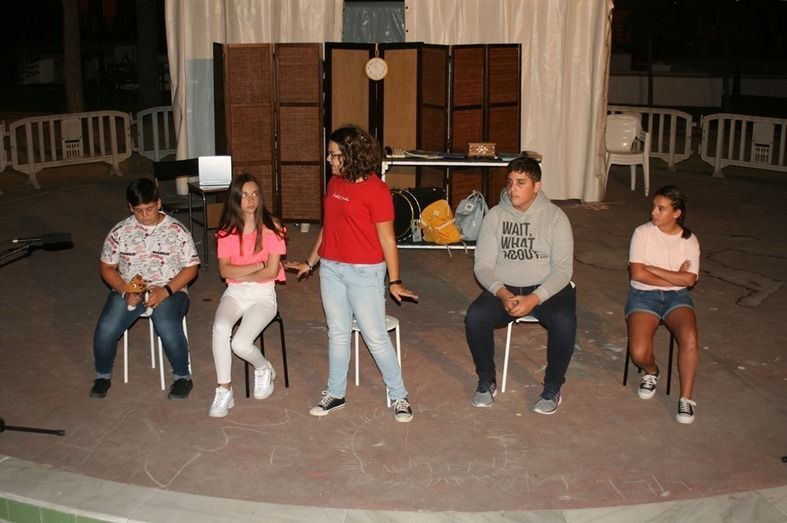 Los alumnos actuando en una obra