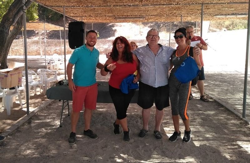 El delegado reparte trofeos y obsequios a los participantes