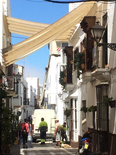 Operarios del Ayuntamiento terminan de colocar los toldos