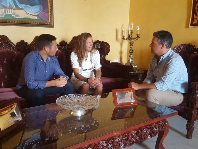 La jugadora, siendo recibida por el alcalde y el delegado de Deportes