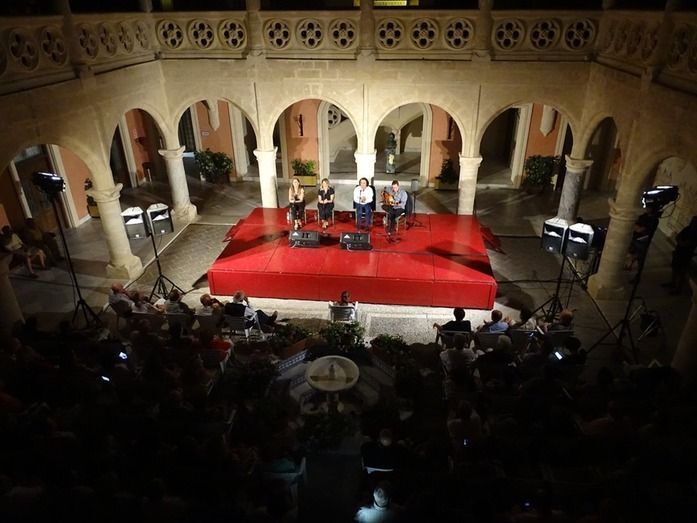 Patio interior del Castillo de Luna
