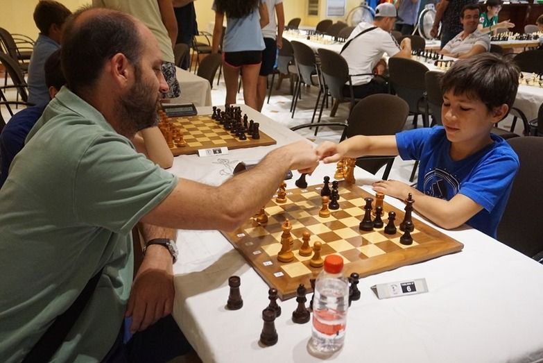 Dos jugadores se saludan tras hacer uno jaque mate