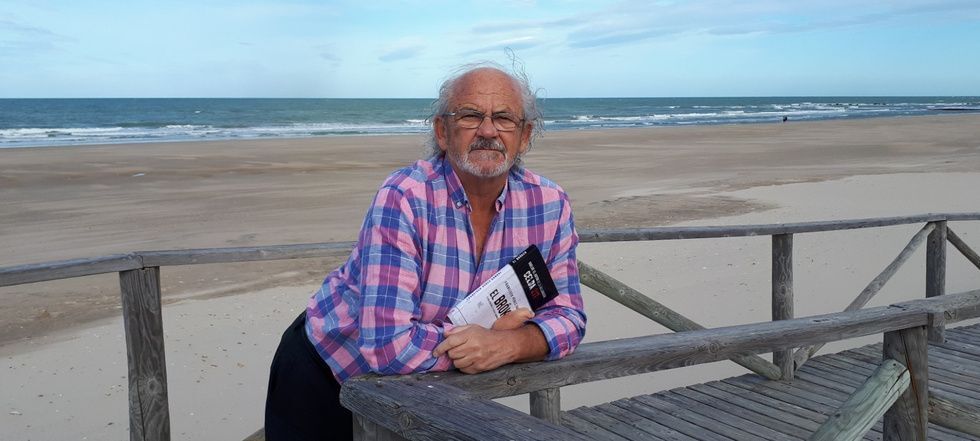Francisco Pérez posa con un ejemplar de "El bróker"
