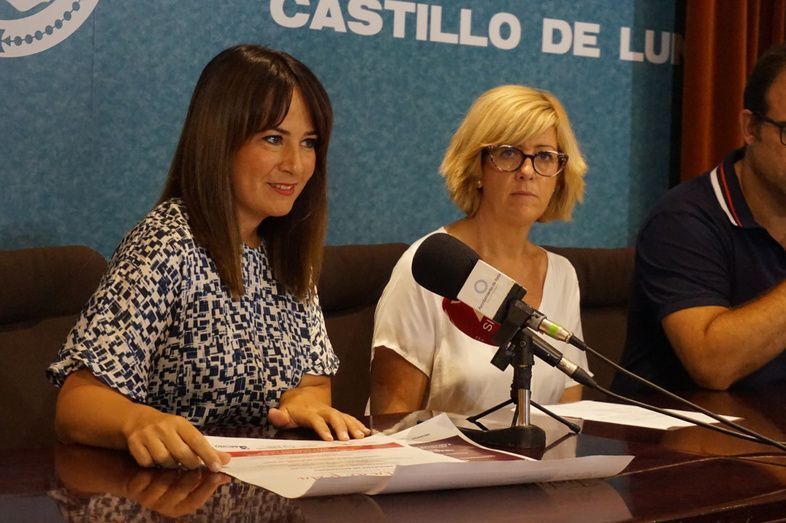 Laura López, de Bodegas El Gato, explica las actividades de las jornadas