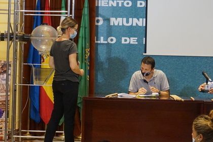Comprueban uno de los números en el sorteo