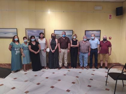 La delegada, junto a artistas y asistentes en la inauguración