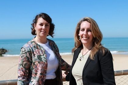 Rocío Arellano y Esther Ceballos, miembros de Vox Rota