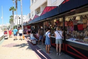 Mercado de artesanía del paseo marítimo