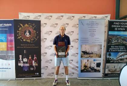 Uno de los jugadores participantes recibe su obsequio