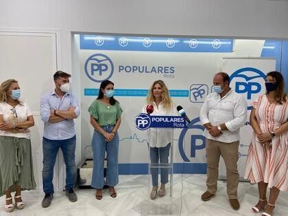 Los representantes populares, con Ana Mestre al micrófono