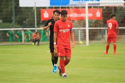 Juan María Alcedo porta el brazalete de capitán en un partido
