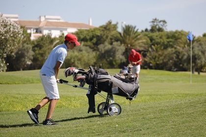 Un jugador atraviesa el campo de juego