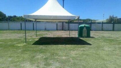 Una de las zonas afectadas, con varias calvas en el césped