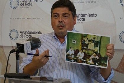 El portavoz municipal enseña una imagen con el cuadro con motivos franquistas