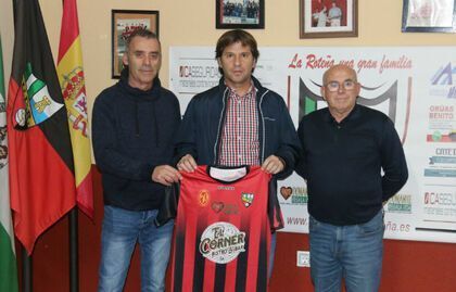 Presentación de Mendoza como entrenador de la Roteña