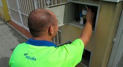 Un operario comprueba uno de los servicios