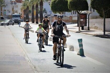 Una familia pasea por el carril bici de la avenida de la Diputación