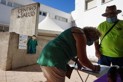 Una mujer estampa su firma en la lucha por la sanidad pública