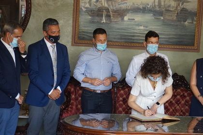 La ministra de Hacienda, María Jesús Montero, rubrica un mensaje para Rota y los roteños