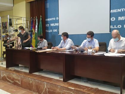 Una operaria saca una bola en el sorteo del lunes