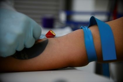 Una persona dona sangre