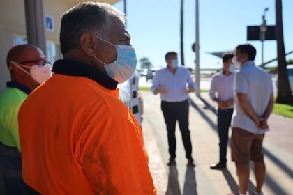 Uno de los trabajadores de Costa Ballena, esta mañana
