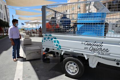 El delegado municipal inspecciona los nuevos vehículos