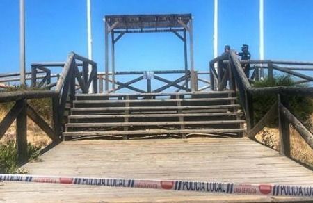 El acceso principal cortado de la playa roteña