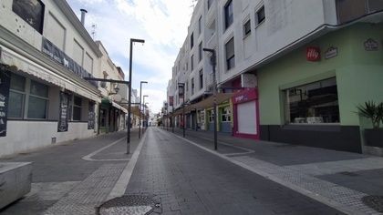 Una de las calles céntricas con más negocios en Rota